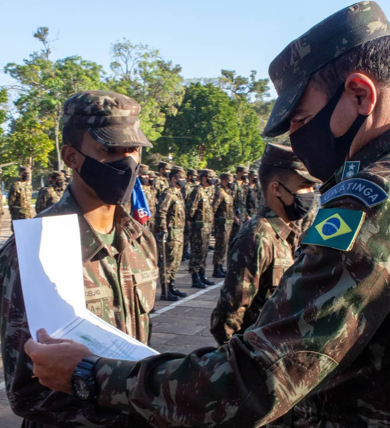 Carlos Jessé recebendo diploma em formatura no Exército Brasileiro